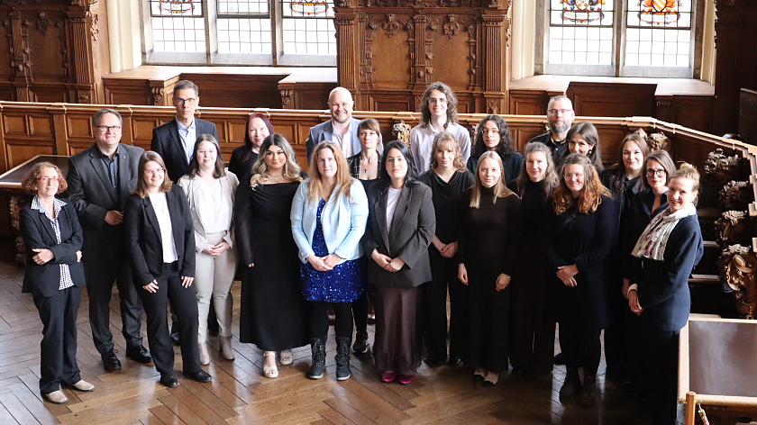 Finanzsenator Björn Fecker (2. v.l.) mit den neuen Absolventinnen und Absolventen des Studiengangs Public Administration. Mit dabei: Anni Nottebaum (Mitglied GPR, links), Prof. Dr. Ulrich Kuron (Studiendekan DSPA) und Prof. Dr. Christiane Trüe (Studiengangsleiterin DSPA). 