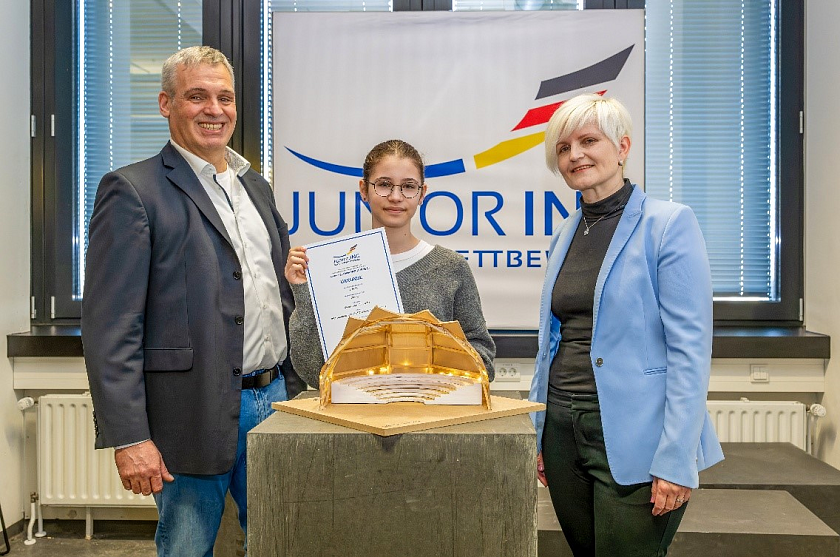 Mit ihrem Modell Davinci hat die Schülerin Nicole Maya Boutriha aus der Klasse 7 der International School of Bremen den 1. Preis in der Alterskategorie Klasse 1-8 gewonnen. Mit ihr freuen sich die Vorstandsmitglieder der Ingenieurkammer Jens Behnke und Linda Petrick. 