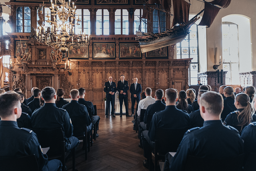 Zeugnisverleihung in der Oberen Rathaushalle mit dem Polizeipräsidenten der Polizei Bremen Dirk Fasse, Nicolai Roth aus dem Innenressort und dem Direktor der Ortspolizeibehörde Bremerhaven Volker Ortgies. Foto: Innenressort