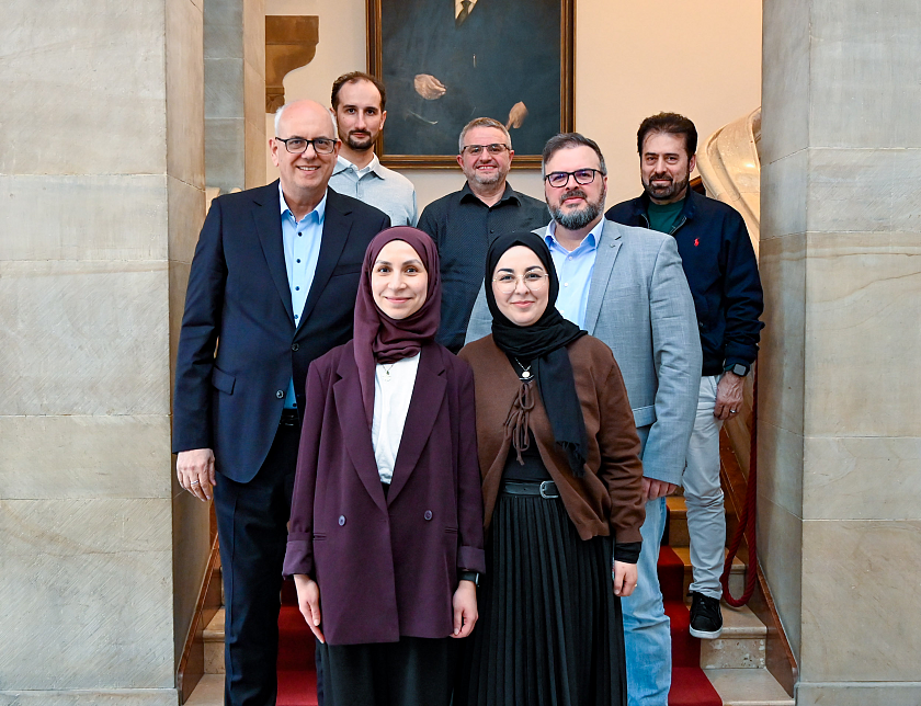 Bürgermeister Andreas Bovenschulte (li.) begrüßte den neuen Vorstand der Schura Bremen im Rathaus: Sevil Berre Gönen, Merve-Nur Kilinc-Çakir (erste Reihe von li.), Murat Çelik (2. Reihe re.), Ömer-Faruk Çoban,  Hevzi Latifi und Yakup Akman (letzte Reihe von li.). 
