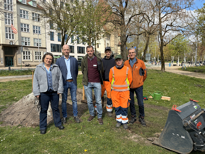 Startschuss für das Einheitsbuddeln 2026: Senatorin Henrike Müller, Axel Hoffmann vom Verein Einheitsbuddeln, Ocko Martens vom Bund Deutscher Baumschulen, Matias Ulfters, Anne-Maria Wiers und Ralf Mischke, Ubb.