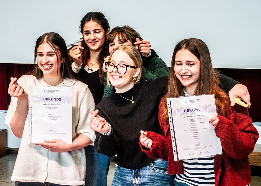 Wettbewerbssparte Team: 1. Landespreis geht ans Lloyd Gymnasium nach Bremerhaven, die in ihrem Siegerbeitrag All that can happen in one day mit dem Thema Gewalt gegen Frauen auf eindrucksvolle Weise beschäftigt haben. Die Neuntklässlerinnen wurden betreut von Herrn Dopp. Namen der Schülerinnen: vlnr: , Eva Osso, Sandy Hammoush, Naomi Gallinger (hinten), Anna Pilarski (vorn), Dimitra Lantra