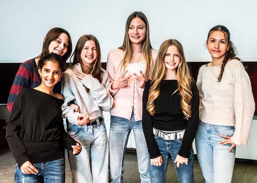 Wettbewerbssparte Team: 2. Landessiegerinnen vom Ökumenischen Gymnasium Bremen, 7. Klasse, betreut von Frau Grothe. Sie haben sich mit ihrem Beitrag A job for five ebenfalls für das Bundesfinale Sprachenfest im Juni in Dachau qualifiziert. Namen der Schülerinnen von links nach rechts: Navya Bhandari (vorne links), Constanze Meier (dahinter), Johanna Giersch, Mariya Meshkovskaya, Valerie Brune, Vanessa Kokoneci.