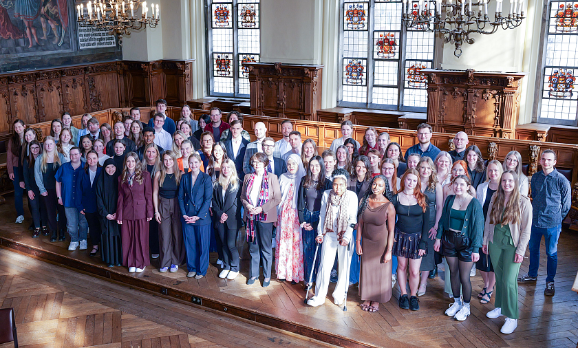 Die Jahrgangsbesten der Gesundheitsberufe 2025 wurde mit einem Senatsempfang von Senatorin Claudia Bernhard geehrt.