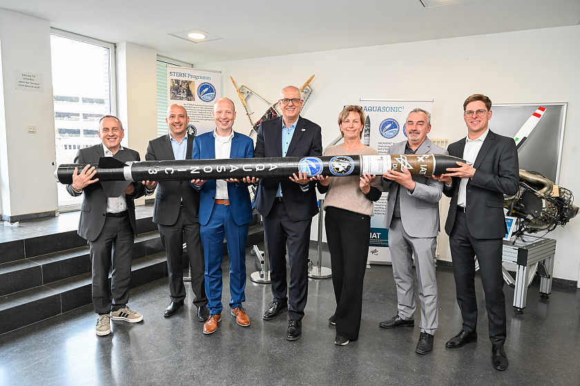 Besuch am Campus Airportstadt: Bürgermeister Andreas Bovenschulte mit Rektor Prof. Dr. Konrad Wolf, Prof. Dr. Antonio Francisco García Marín, Prof. Dr. Jorgen von der Brelie, Konrektorin Prof. Dr. Silke Eckardt, Dipl.-Ing.M.Eng. Joachim Beyer und Christian Siegmund, wissenschaftlicher Mitarbeiter Hochschule Bremen.