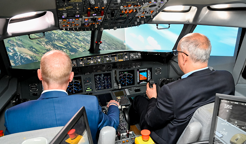 Prof. Dr.-Ing. Jorgen von der Brelie und Bürgermeister Dr. Andreas Bovenschulte im Flugsimulator der Hochschule Bremen.