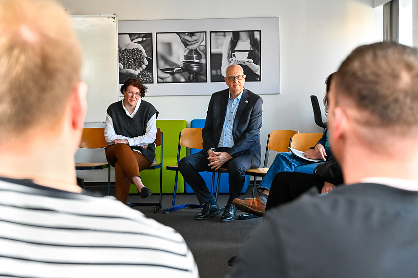 Im Austausch mit Schülerinnen und Schüler der Inge Katze Schule: Schulleiterin Judith Mahlmann und Bürgermeister Andreas Bovenschulte