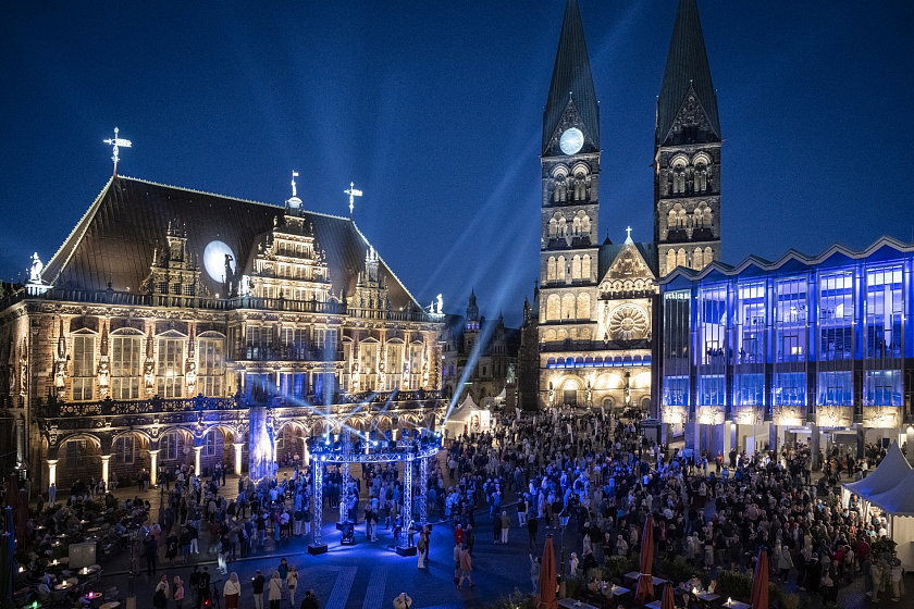Zur Eröffnung des Musikfestes Bremen 2026 wird es erneut die Große Nachtmusik in der Innenstadt geben. 