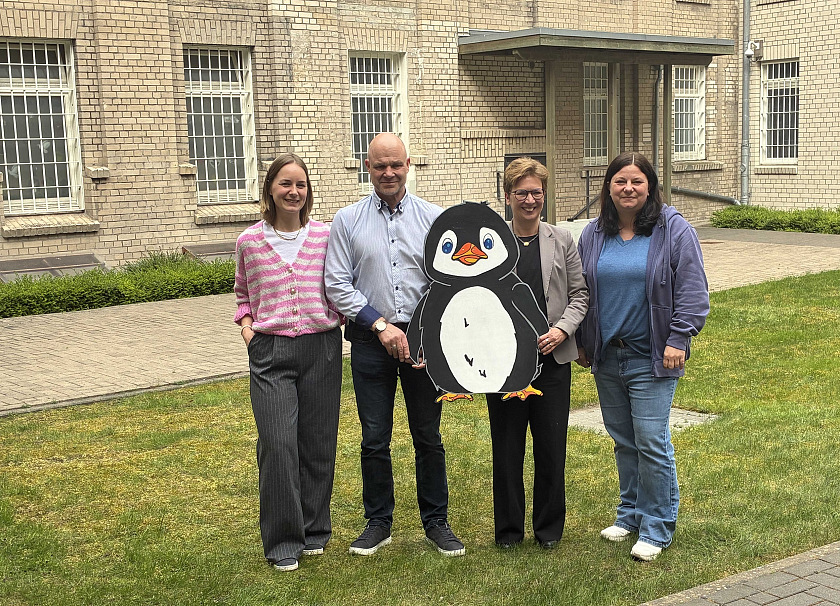Begrüßen Pico in der JVA Bremerhaven (von links): Svenja Böning (Geschäftsführerin Hoppenbank e.V.), Göran Bodewell (Vollzugsabteilungsleiter JVA Bremerhaven), Justizsenatorin Claudia Schilling, Kim Schlangen (Familienbeauftragte JVA Bremen). 