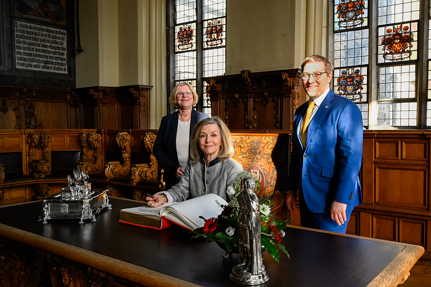 Die schwedische Botschafterin Veronika Wand-Danielsson trug sich ins Goldene Buch ein. Der neue Honorarkonsul Schwedens in Bremen, Daniel Günther, erhielt anlässlich des Besuchs der Botschafterin von Wirtschaftssenatorin Kristina Vogt (links) seine Berufungsurkunde. 
