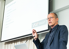 Nach der Beteiligungsrunde zur Offensive für mehr Bildungsqualität diskutierte Kinder- und Bildungssenator Mark Rackles mit zahlreichen Beteiligten die bisherigen Ergebnisse am Landesinstitut für Schule. 