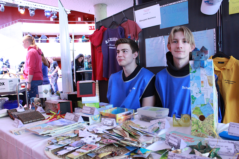 Vito Mandic und Niklas Klusmann (v.l.) vertraten die Schülerfirma Alex goes business.