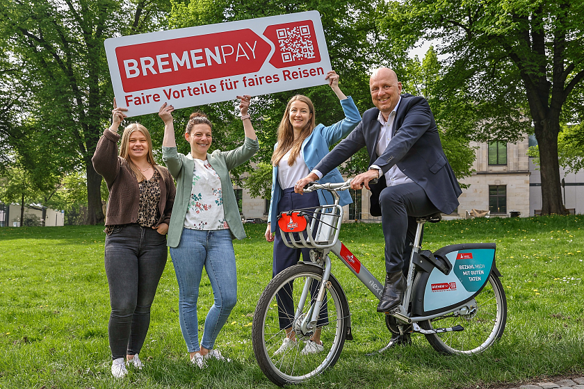 Bremen belohnt im Mai nachhaltiges Verhalten im Tourismus (von links): Pia Konietzko, Carina Schwekendiek, Dr. Elena Fischer und Geschäftsführer Oliver Rau (alle WFB Wirtschaftsförderung Bremen GmbH). 