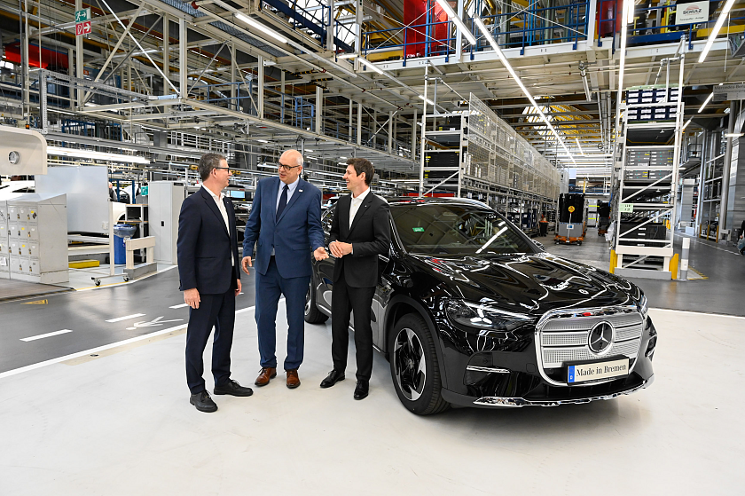 Mercedes-Werksleiter Michael Frieß, Bürgermeister Andreas Bovenschulte und Mercedes-Produktionsvorstand Michael Schiebe (von links) vor einem vollelektrischen Mercedes GLC. 