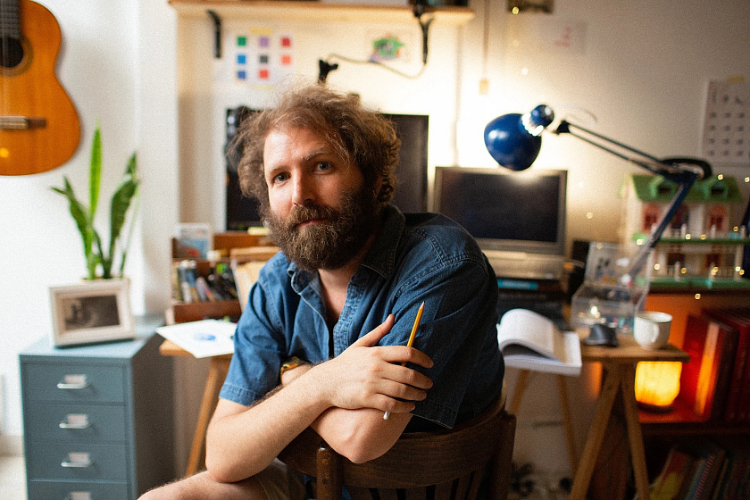 Yuval Hameiri setzt ein dreiteiliges Projekt rund um eine fiktive Geschichte mit Tanz, Theater und einer Installation um. 