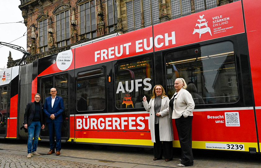 Der Geschäftsführer des Verkehrsverbundes Bremen Niedersachsen, Rainer Counen, Bürgermeister Andreas Bovenschulte, Senatorin Özlem Ünsal und Claudia Wiest, Kaufmännische Vorständin der Bremer Straßenbahn AG (von li.), freuen sich über die Einheitsbahn zum Tag der Deutschen Enheit 2026.