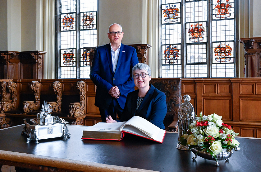 Bürgermeister Andreas Bovenschulte und die  irische Botschafterin Maeve Monica Collins.