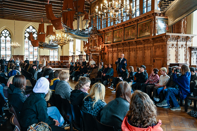 Wegen des Regens lud Bürgermeister Bovenschulte seine Gesprächspartnerinnen und -partner zur Freiwilligenarbeit spontan in die Obere Rathaushalle ein. 