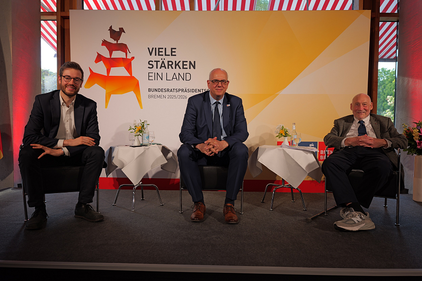 Wirtschaftsnobelpreisträger Joseph Stiglitz (rechts) diskutierte mit Bürgermeister Andras Bovenschulte (Mitte). Carl Mühlbach (links) moderierte die Veranstaltung. 