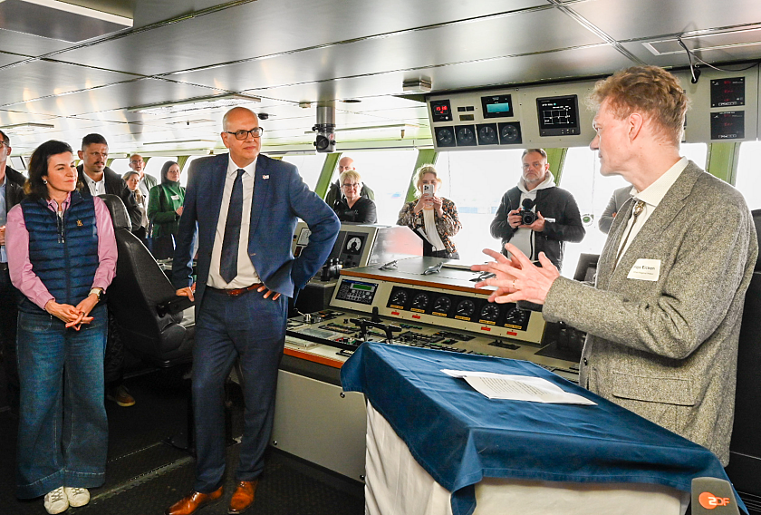 Auf der Brücke der Polarstern: Prof. Dr. Hajo Eicken, Bürgermeister Andreas Bovneschulte und Bundesforschungsministerin Dorothee Bär.