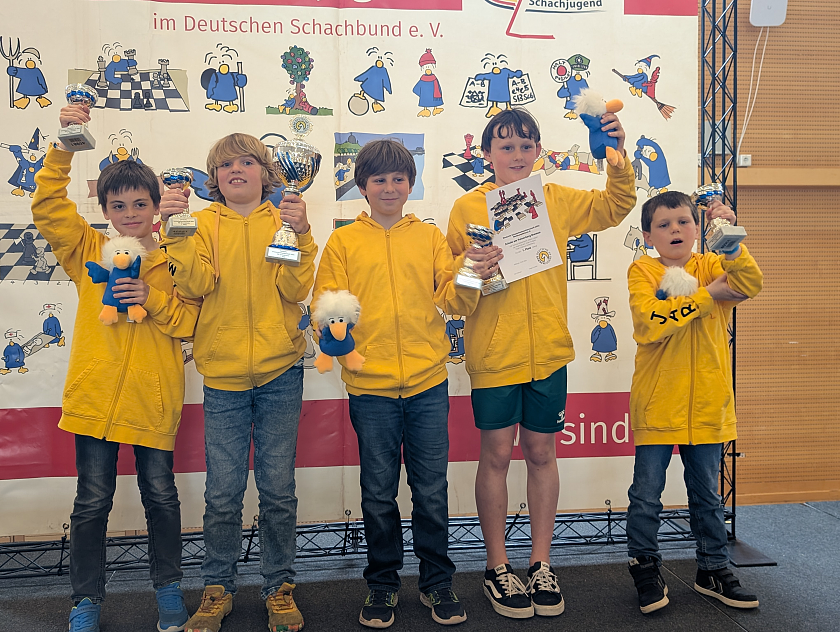 Noah Etienne Hesterberg, Tammo Mettenbrink, Mattis Leppin, Noah Stulgies und Jari Wahlhäuser (von links) sind neue Deutsche Meister im Schulschach. 