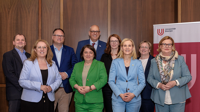 Tauschten sich über die Zukunft der Uni Bremen aus (von links): Michal Kucera (Konrektor für Forschung und Transfer), Bausenatorin Özlem Ünsal, Finanzsenator Björn Fecker, Wissenschaftssenatorin Henrike Müller, Bürgermeister Andreas Bovenschulte, Mandy Boehnke (Konrektorin für Internationalität, wissenschaftliche Qualifizierung und Diversität), Rektorin Jutta Günther, Uni-Kanzlerin Frauke Meyer und Innensenatorin Eva Högl. 