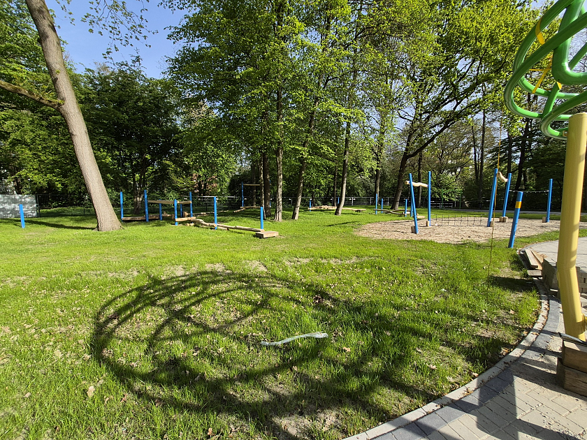 Viele Sportgeräte finden auf dem Gelände Platz. 