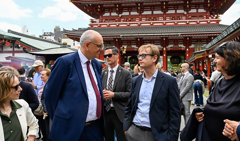 Besuch des Tempelbezirks Asakusa-Sensoji: Bundesratspräsident Andreas Bovenschulte und Dr. David Malitz vom Deutschen Institut für Japanstudien.