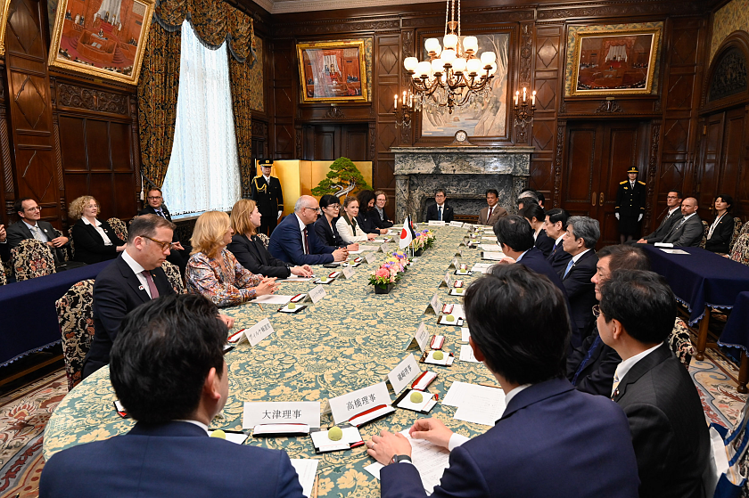Gemeinsamer Austausch im japanischen Oberhaus Sangiin: Teilnehmerinnen und Teilnehmer beider Delegationen im Austausch im japanischen Oberhaus Sangiin. 