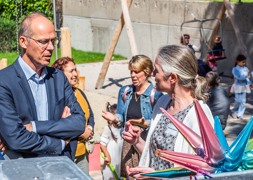 Vorständin Barbara Köberlein, Quirl Kinderhäuser e.V., im Gespräch mit Senator Mark Rackles in Bosses Garten, dem Garten des KITA-Einstiegshauses. 