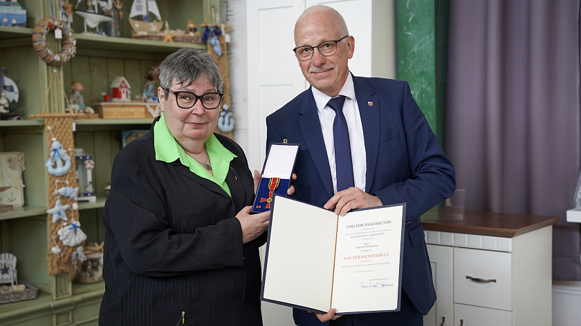 Bremerhavens Stadtverordnetenvorsteher Torsten von Haaren verlieh Corinna Mosebach das Verdienstkreuz am Bande des Verdienstordens der Bundesrepublik Deutschland. 