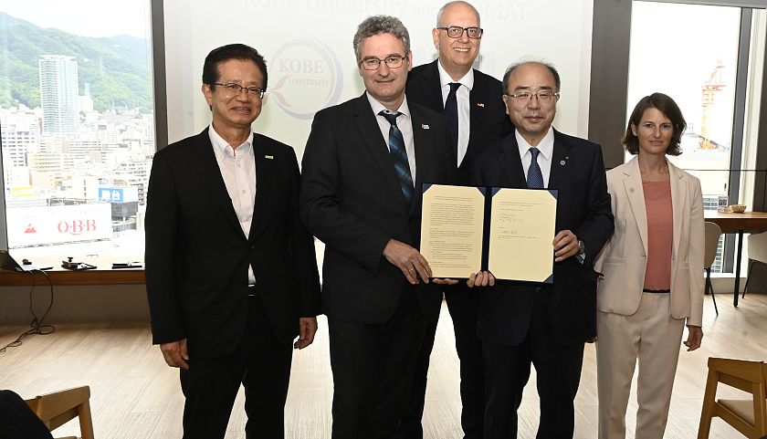 Bürgermeister Andreas Bovenschulte (MItte) mit Mitgliedern der japanischen und der deutschen Delegation nach Abschluss einer Kooperationsvereinbarung. 