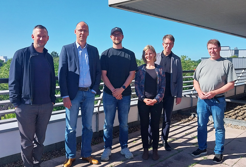 Von links: v.l.n.r. Dominic Bergner (Geschäftsführung wisoak), Senator Mark Rackles (Senator für Kinder und Bildung der Freien Hansestadt Bremen), Miguel Ensafi (wisoak-Bildungsmanagement für den Bereich politische Bildung), Sophie Wülfert (wisoak-Bildungsmanagement für den Bereich politische Bildung), Philipp Leiser (Referat 23 - Allgemeine, berufliche und politische Weiterbildung, außerschulische Berufsbildung), Markus Müller (Dozent im Bereich politische Bildung). 