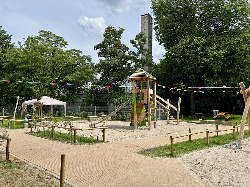 Das Außengelände mit Spiel- und Kletterbereich, das Kindern Raum für eigenständiges Forschen, Entdecken und kreatives Arbeiten bietet.