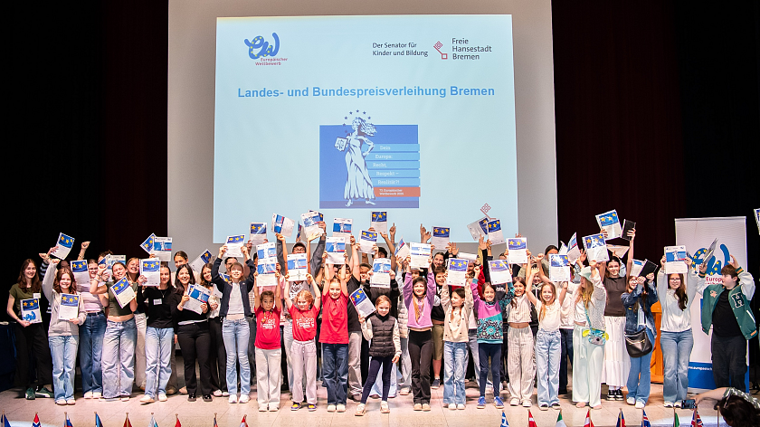 Hier stehen alle Landes- und Bundespreisträgerinnen und -preisträger des Europäischen Wettbewerbs zusammen.
