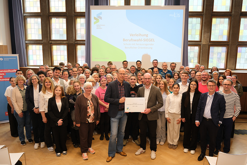 Kinder- und Bildungssenator Mark Rackles (vorne Mitte links) überreichte gemeinsam mit dem Hauptgeschäftsführer der Handwerkskammer Bremen, Alexander Gündermann (vorne Mitte rechts), das Berufswahl-Siegel 2026 an Vertreterinnen und Vertreter der zertifizierten Schulen. 