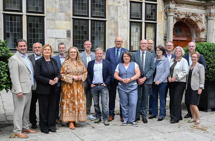 Der Bremer Senat zusammen mit der Geschäftsführung der Handwerkskammer Bremen. 