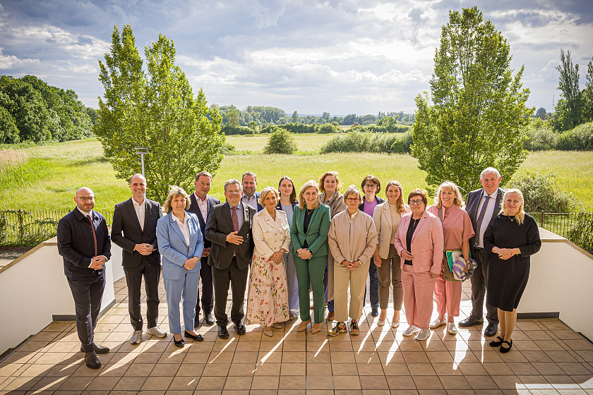 Senatorin Claudia Bernhard (6.v.r.) zusammen mit den Gesundheitsministerinnen und -senatorinnen von Bund und Länder bei der alljährlichen Konferenz in Hannover. 