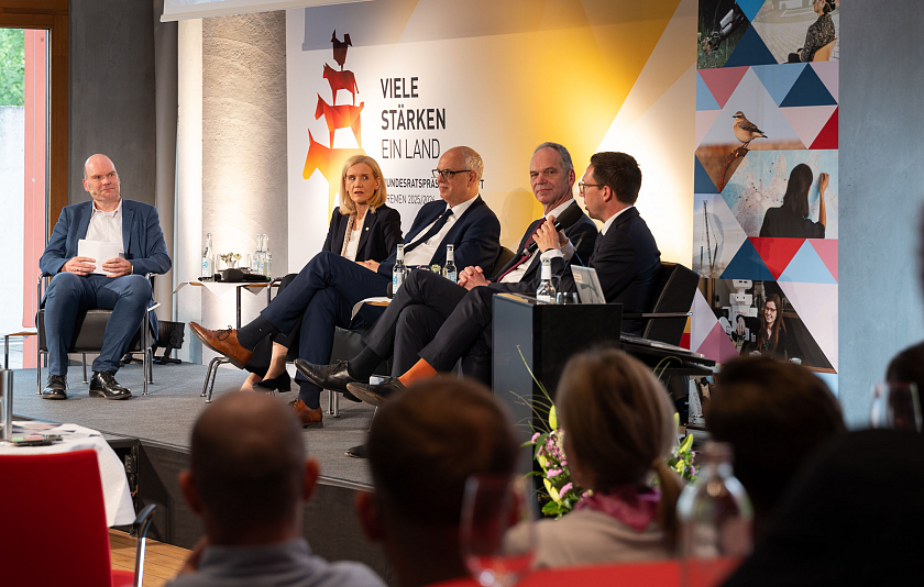 Das Podium beim Parlamentarischen Abend Viele Stärken – Eine Allianz:  Moderator Dr. Jan-Martin Wiarda, Prof. Dr. Jutta Günther, Bürgermeister Dr. Andreas Bovenschulte, Prof. Dr. Ralph Bruder und Minister Falko Mohrs (von li. nach re.). 