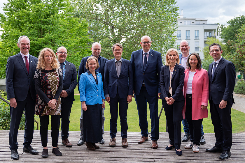1.	Parlamentarischer Abend Viele Stärken – Eine Allianz mit Prof. Dr. Ralph Bruder, Prof. Dr. Christiane Thiel, Prof. Dr. Heiko Pälike, Staatsrätin Nancy Böhning, Dr. Henrik Mouritsen, MdB Prof. Dr. Karl Lauterbach, Bürgermeister Dr. Andreas Bovenschulte, Prof. Dr. Jutta Günther, Dr. Jan-Martin Wiarda, Prof. Dr. Kirsten Tracht und Minister Falko Mohrs (von li. nach re.). 
