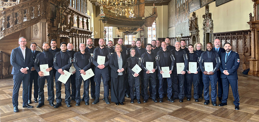 Verstärkung für den Ordnungsdienst: Innensenatorin Dr. Eva Högl (Mitte) begrüßt 21 neue Kräfte im Bremer Rathaus. 