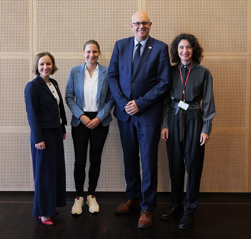 Bürgermeister Andreas Bovenschulte und Staatsrätin Nancy Böhning (li.) mit Anna-Lena von Hodenberg (re.) und Josephine Ballon. 