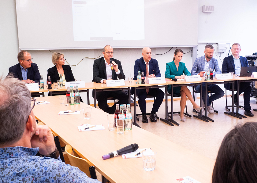 Sprachen bei der Pressekonferenz im Schulzentrum Grenzstrasse über Arbeitszeiterfassung: Schulleiter Peter Hons, Pressesprecherin Patricia Brandt, Senator Mark Rackles, Staatsrat Torsten Klieme, Dr. Meike Winkler, Leiter der Arbeitsgruppe Arbeitszeiterfassung, Jacob Chammond, Geschäftsführer der Deutschen Telekom Stiftung und Christian Gruber, Geschäftsführer der Softwarefirma Untis.