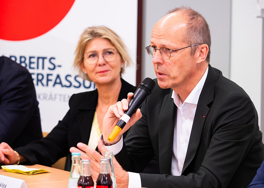 Kinder- und Bildungssenator Mark Rackles erklärte, warum Bremen als erstes Bundesland bei der Arbeitszeiterfassung vorangeht.