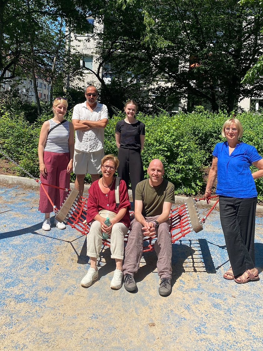 Senatorin Dr. Claudia Schilling (sitzend, links) mit Vertreterinnen und Vertretern von Vaja e.V. und des Sozialressorts auf Spielplatz-Tour. 