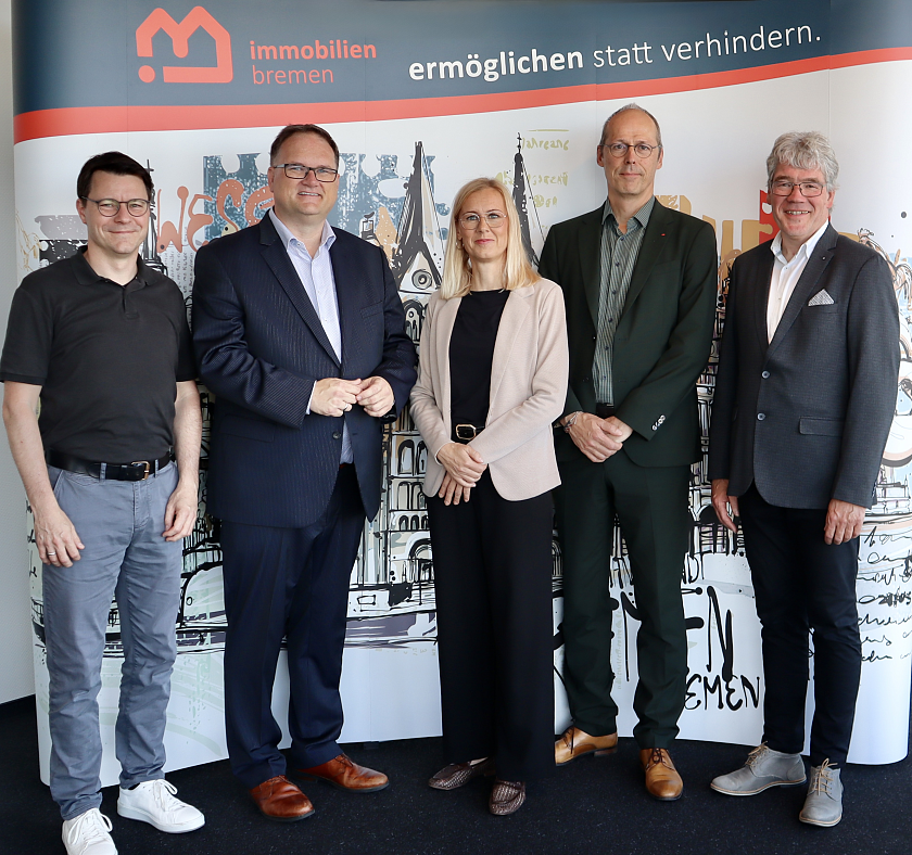 Freuen sich über den Startschuss für den Bildungscampus Hulsberg (v.l.): Prof. Sven Uhrhan, Geschäftsführer der Bildungsbaugesellschaft, Finanzsenator Björn Fecker, Dr. Susann Cordes, Geschäftsführerin von Immobilien Bremen, Bildungssenator Mark Rackles und Hauke Uphoff-Bartelds, Niederlassungsleiter der Aug. Prien Bauunternehmung.