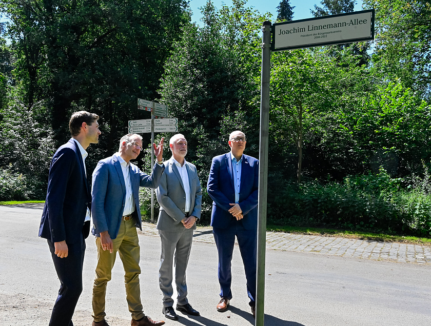 Am neuen Straßenschild (v.l.): Marcel Linnemann,  Bürgerparkpräsident Prof. Dr. Dietrich Grashoff, Bürgerpark-Direktor Tim Großmann und Bürgermeister Andrewas Bovenschulte.