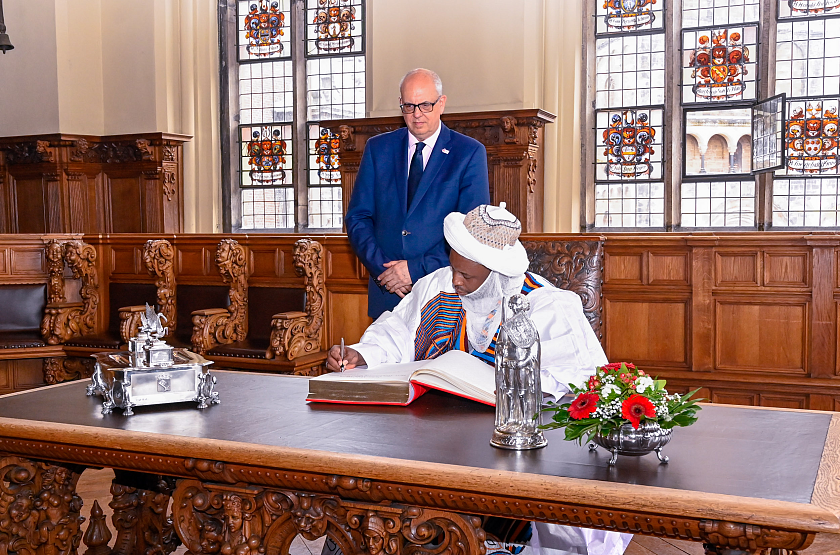 Der Lamido von Tibati (Kamerun), Seine Majestät Mohamadou Hadi Barkindo, und Bürgermeister Andreas Bovenschulte beim Eintrag in das Goldene Buch. 