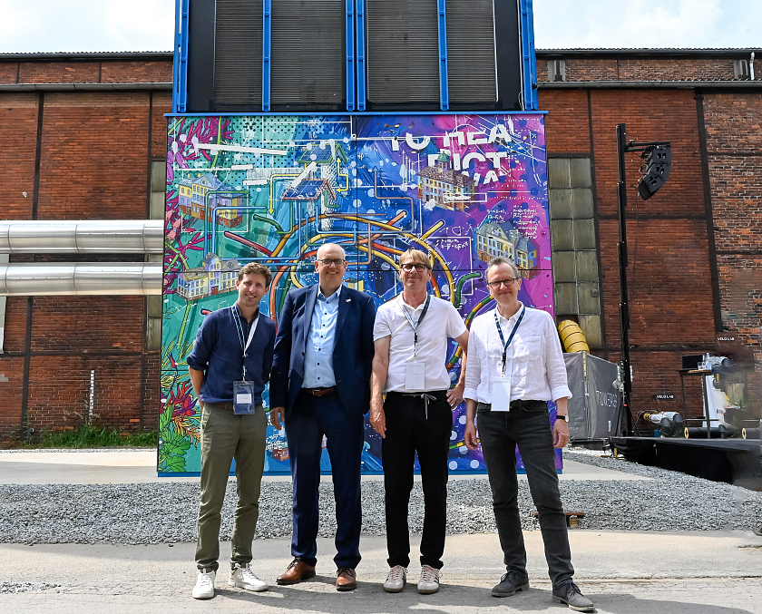 Vor dem Klimaturm (von links): Tobias Werner (Geschäftsführer Stadt.Energie.Speicher GmbH und Towergy GmbH), Bürgermeister Andreas Bovenschulte, Klaus Meier (Geschäftsführer Stadt.Energie.Speicher GmbH), und Prof. Dr. Rolf-Peter Strauß (Geschäftsführer Towergy GmbH). 
