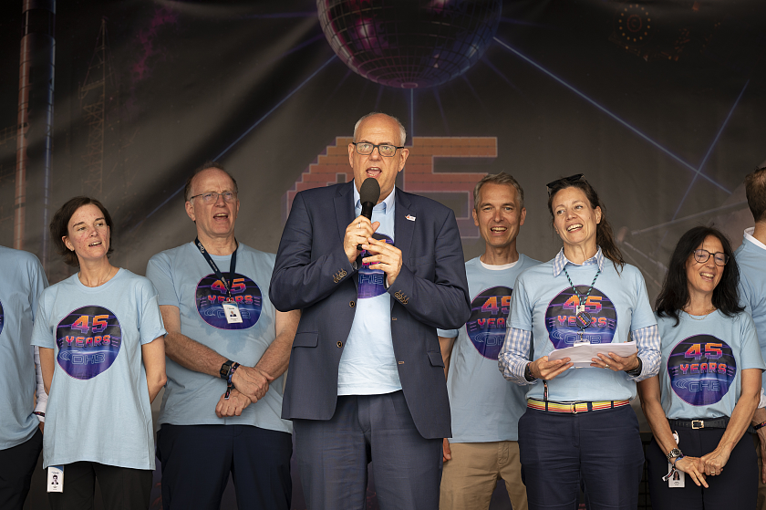 Bürgermeister Andreas Bovenschulte (Mitte) gratuliert OHB zum 45-jährigen Jubiläum. Auf der Bühne von links: Dr. Juliane Göke (Chief Human Resources Officer), Vorstandsvorsitzender Marco Fuchs, Oliver Salisch (Head of BU Space Systems International), Sabine von der Recke (Chief Communications and Public Affairs Officer, OHB SE) und Chiara Pedersoli (Vorsitzende des Vorstands, OHB System AG)